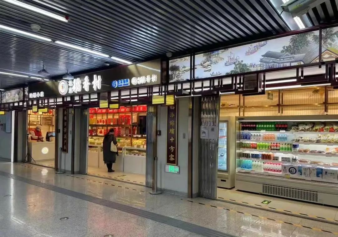 北京地铁站开了个便民广场，买菜、理发、吃饭甚至看牙都能一站式解决